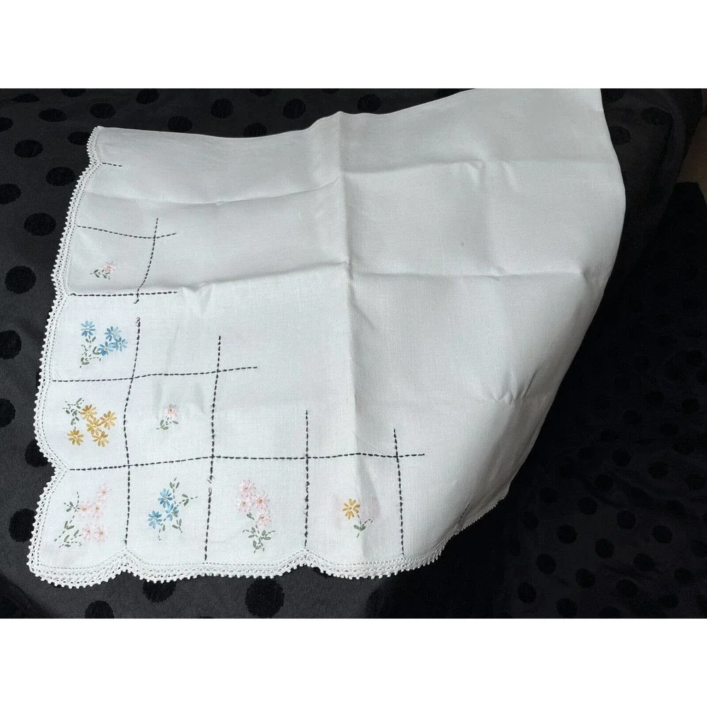 VTG Table Runner and Dresser Scarf Embroidered Floral w/ Crochet Edge 1‎ lg 1 sm